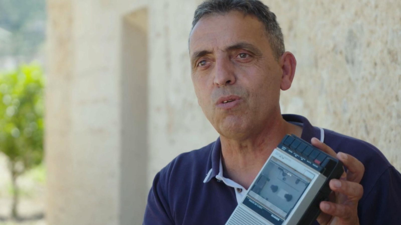 Pep porta enregistrant cant de batre, xirigotes, romanços i dites populars des dels quinze anys amb el seu radiocasset