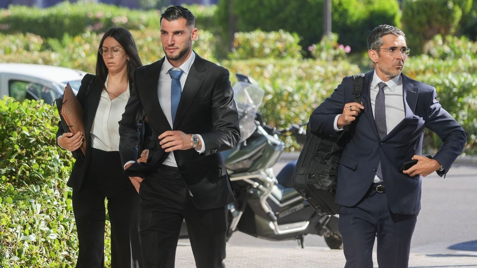 El futbolista Rafa Mir, arribant a la Ciutat de la Justícia de València el dia del juí