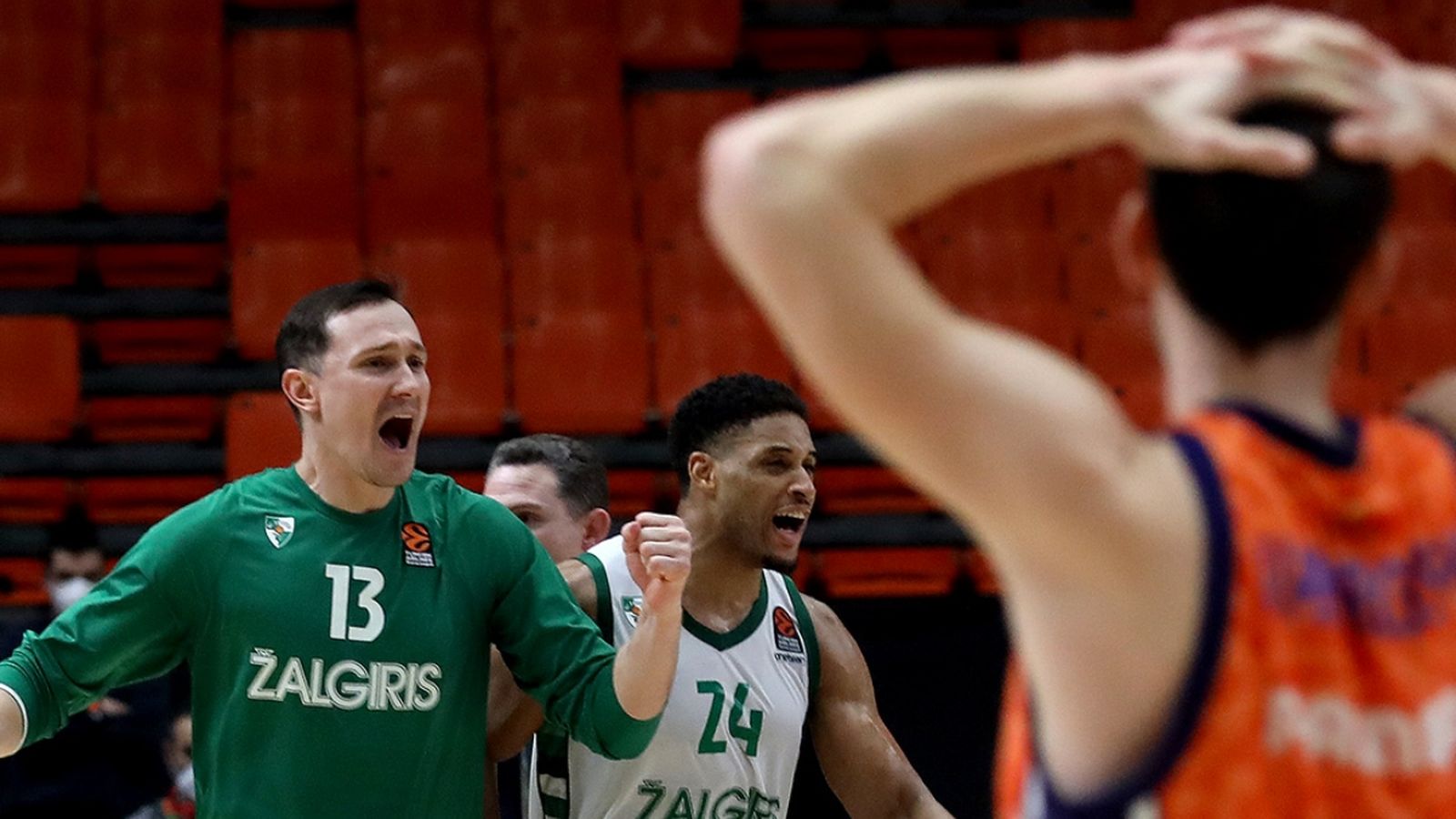 Sam Van Rossom es lamenta, mentre els jugadors del Zalgiris celebren la victòria