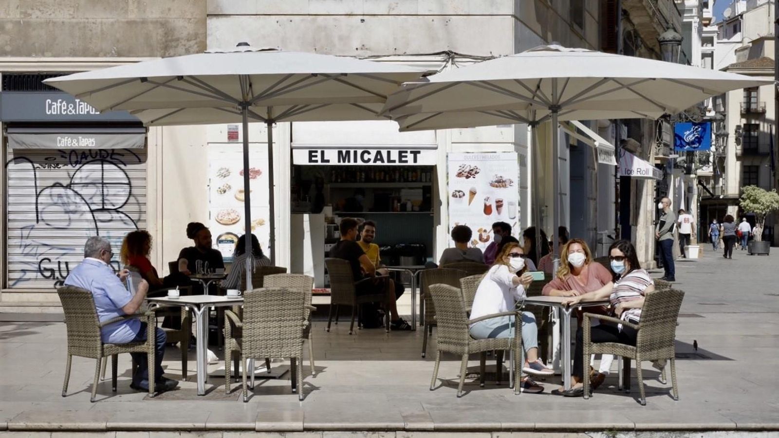 A les terrasses cal portar mascareta quan no s'està consumint (Rober Solsona