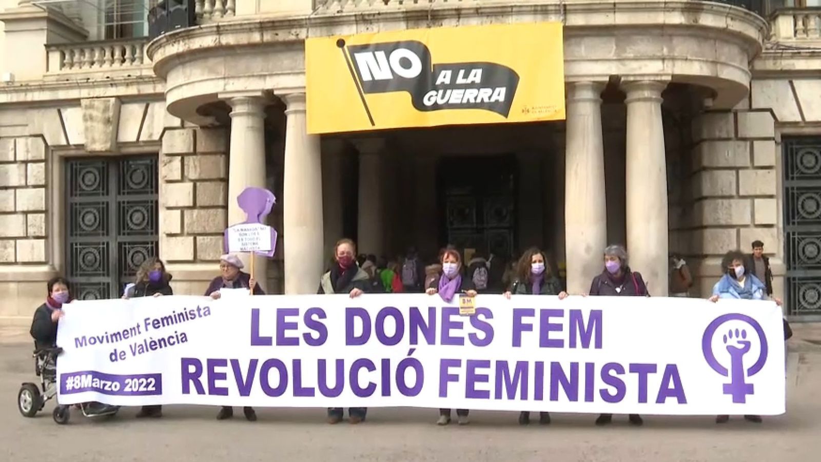 Representants de la coordinadora feminista de la Comunitat Valenciana, davant les portes de l'Ajuntament de València, on aquest divendres han presentat les reivindicacions de la manifestació d'enguany