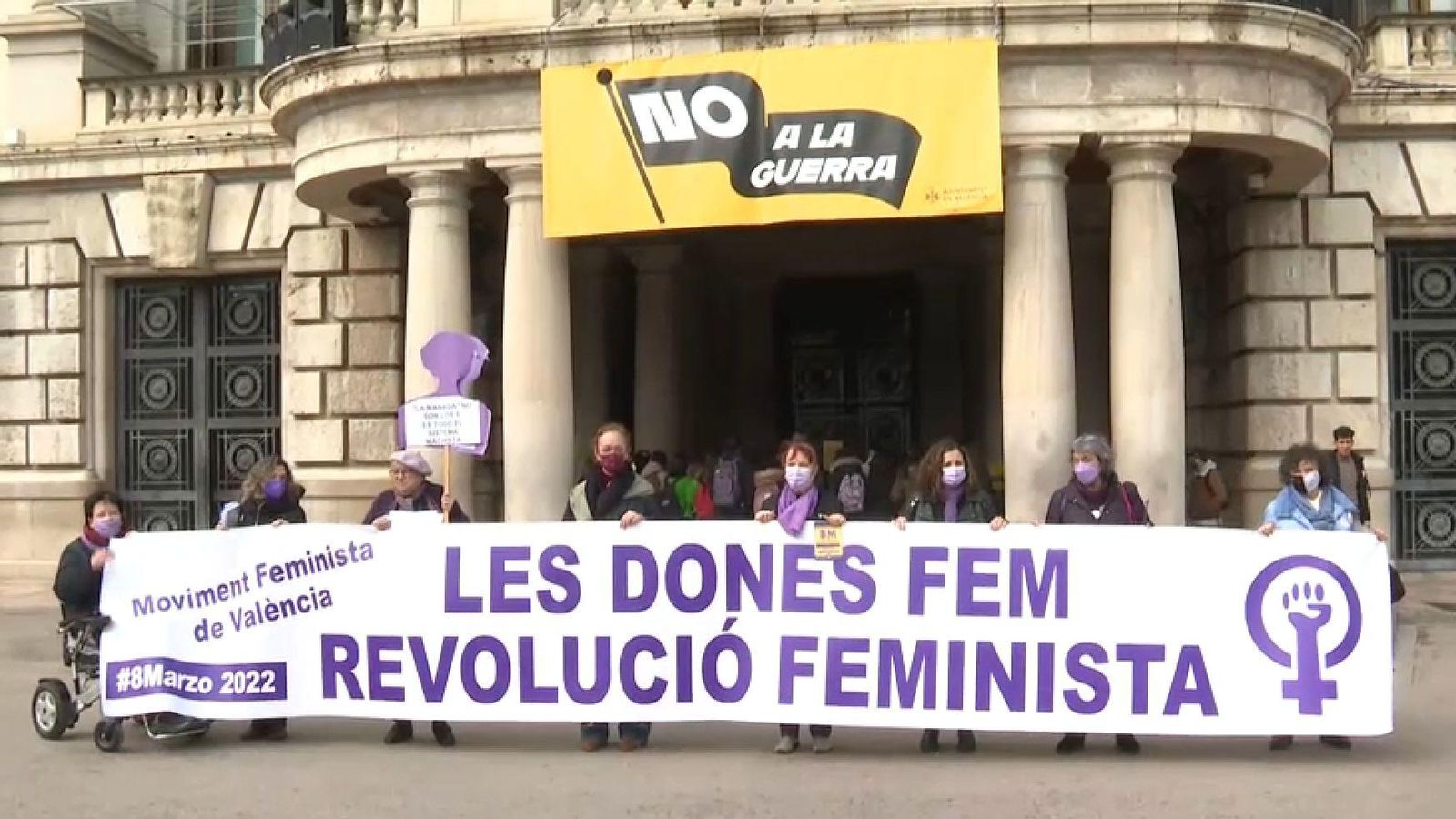 Representants de la coordinadora feminista de la Comunitat Valenciana, davant les portes de l'Ajuntament de València, on aquest divendres han presentat les reivindicacions de la manifestació d'enguany Representants de la coordinadora feminista de la Comunitat Valenciana, davant les portes de l'Ajuntament de València, on aquest divendres han presentat les reivindicacions de la manifestació d'enguany