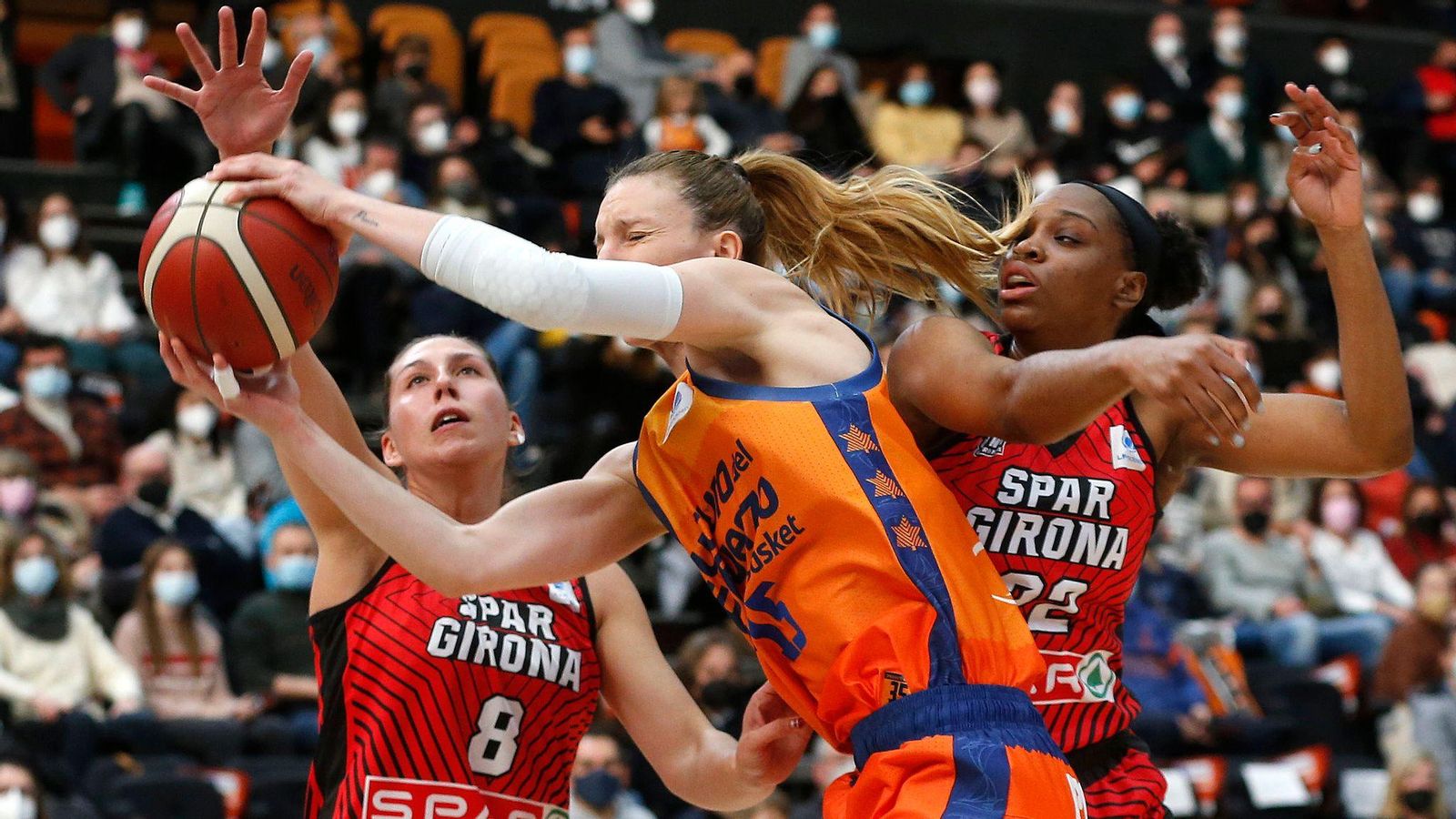 Laura Gil, en una acció del partit