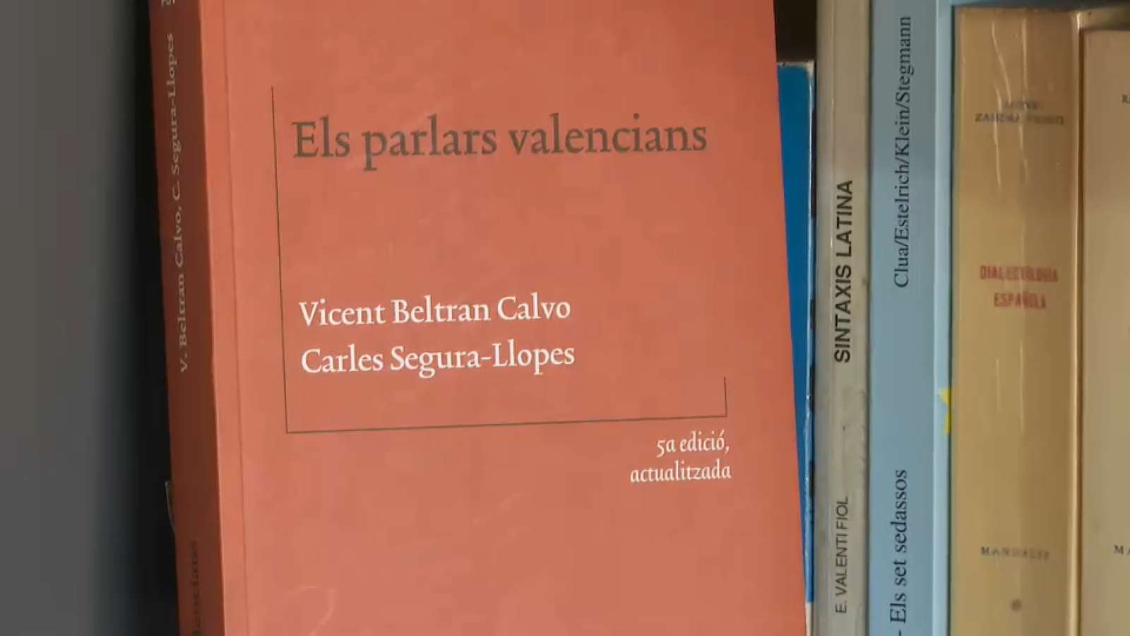En la imatge, el llibre 'Els parlars valencians'