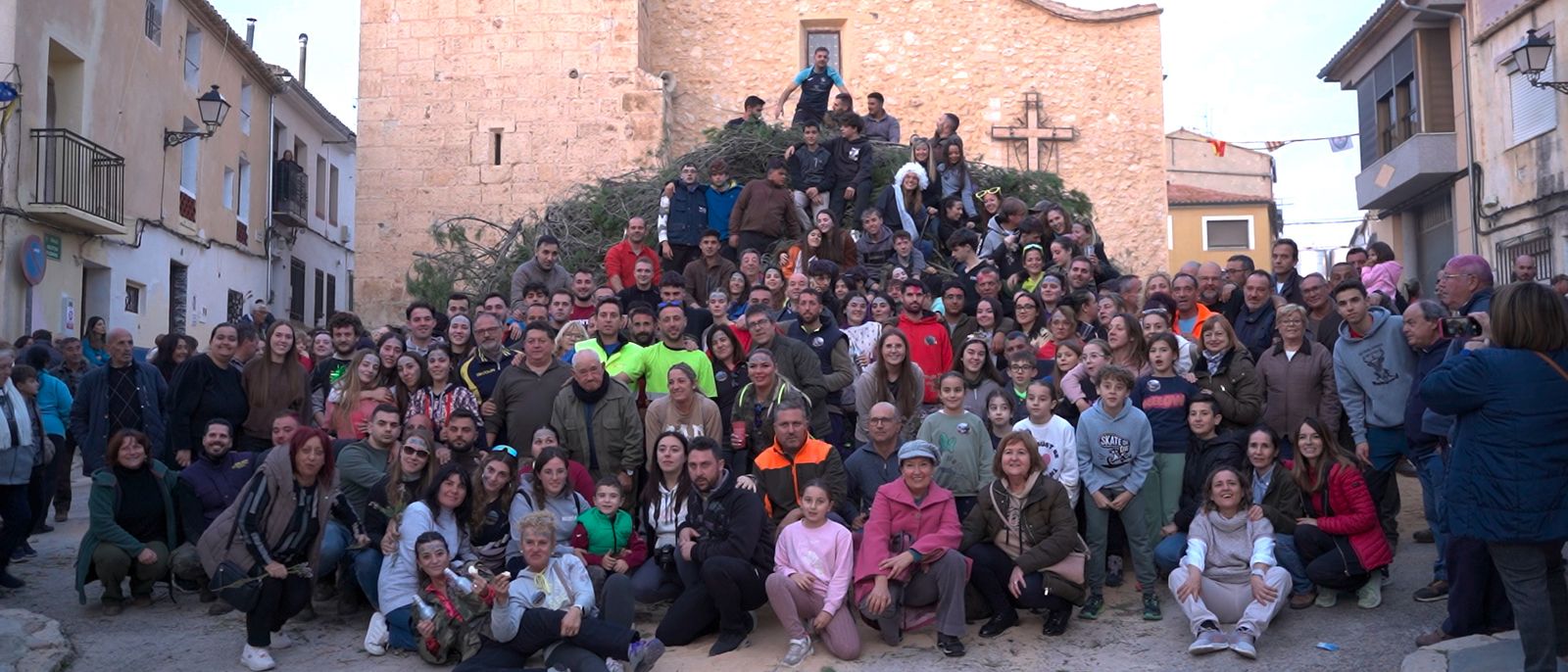 La recollida de la llenya i preparació de la foguera en honor de la Mare de Déu de Loreto corre a càrrec de tot el poble a Venta del Moro
