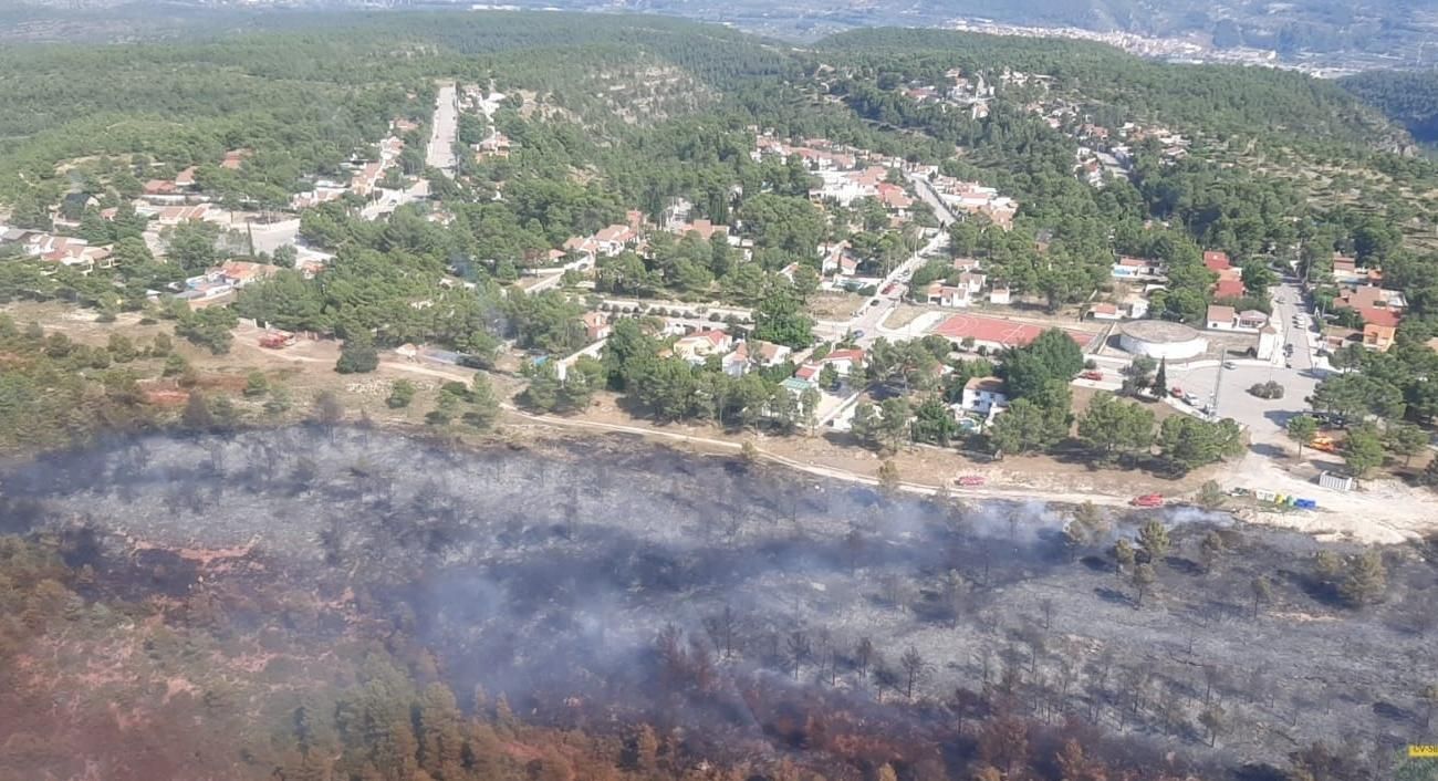 Controlat l'incendi forestal de Moixent Controlat l'incendi forestal de Moixent
