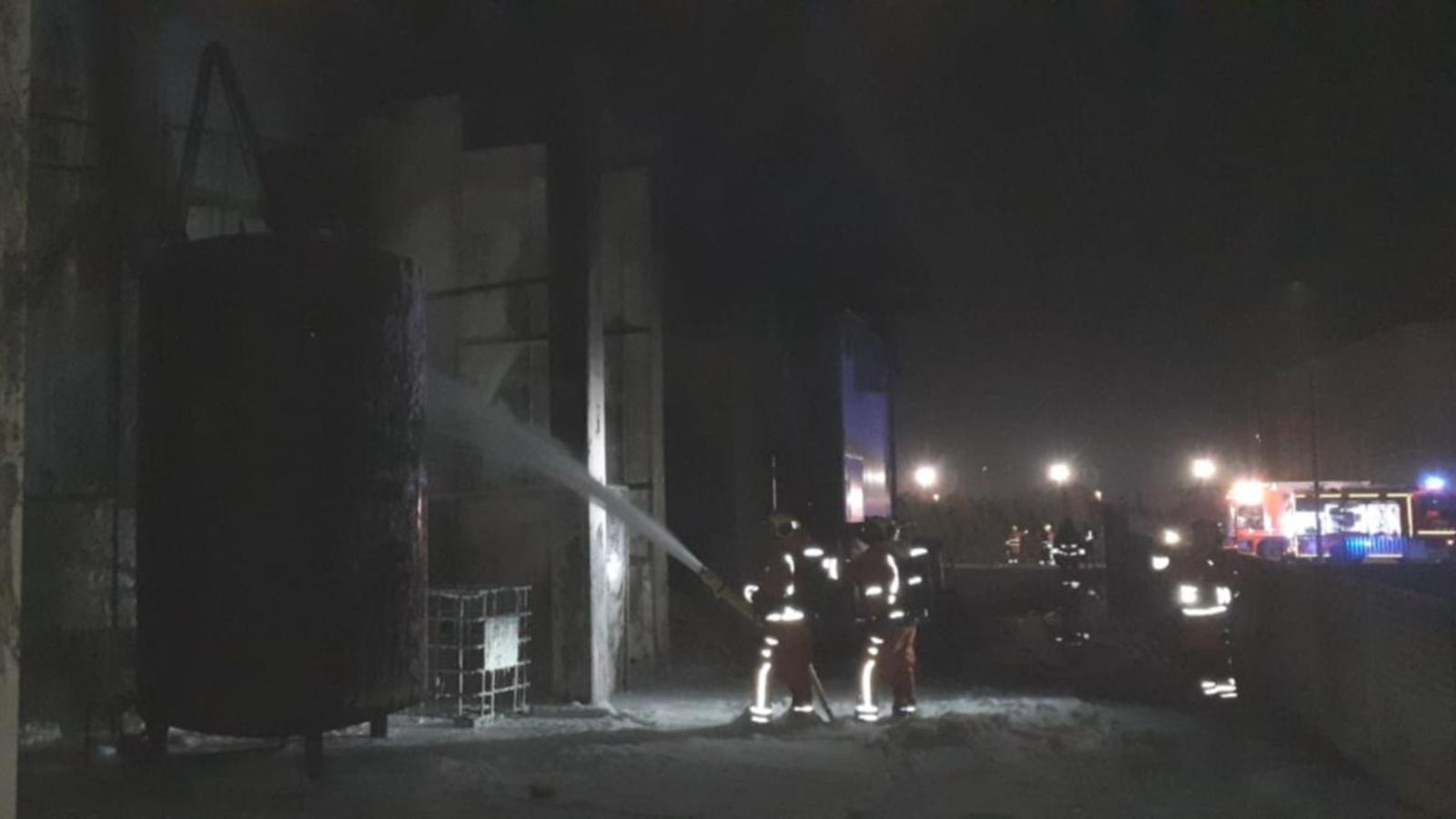 Un equip de bombers apaga el foc a una nau d'Algemesí
