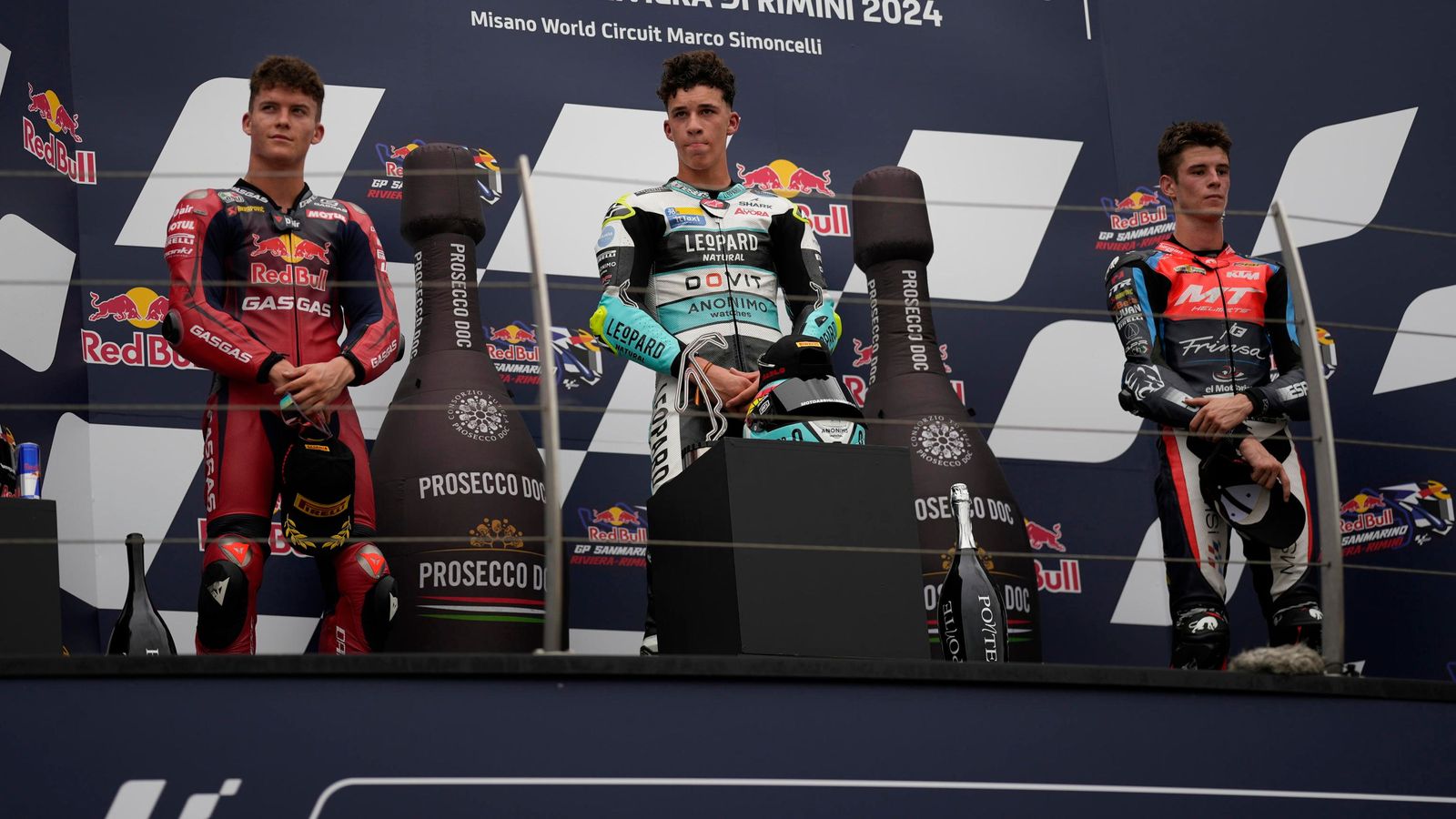 Ángel Piqueras, Dani Holgado i Iván Ortolà, en el pòdium de Moto 3 de Misano