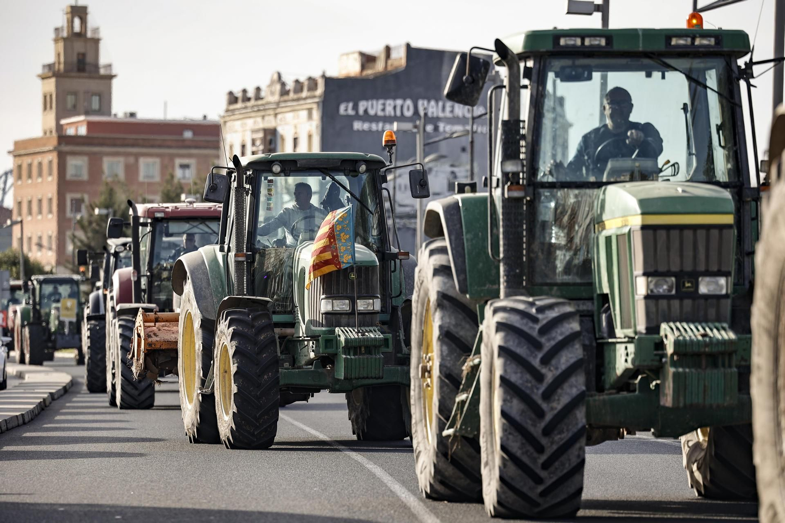 Tractors arribats de l'Horta o la Ribera per a participar en la protesta del port de València