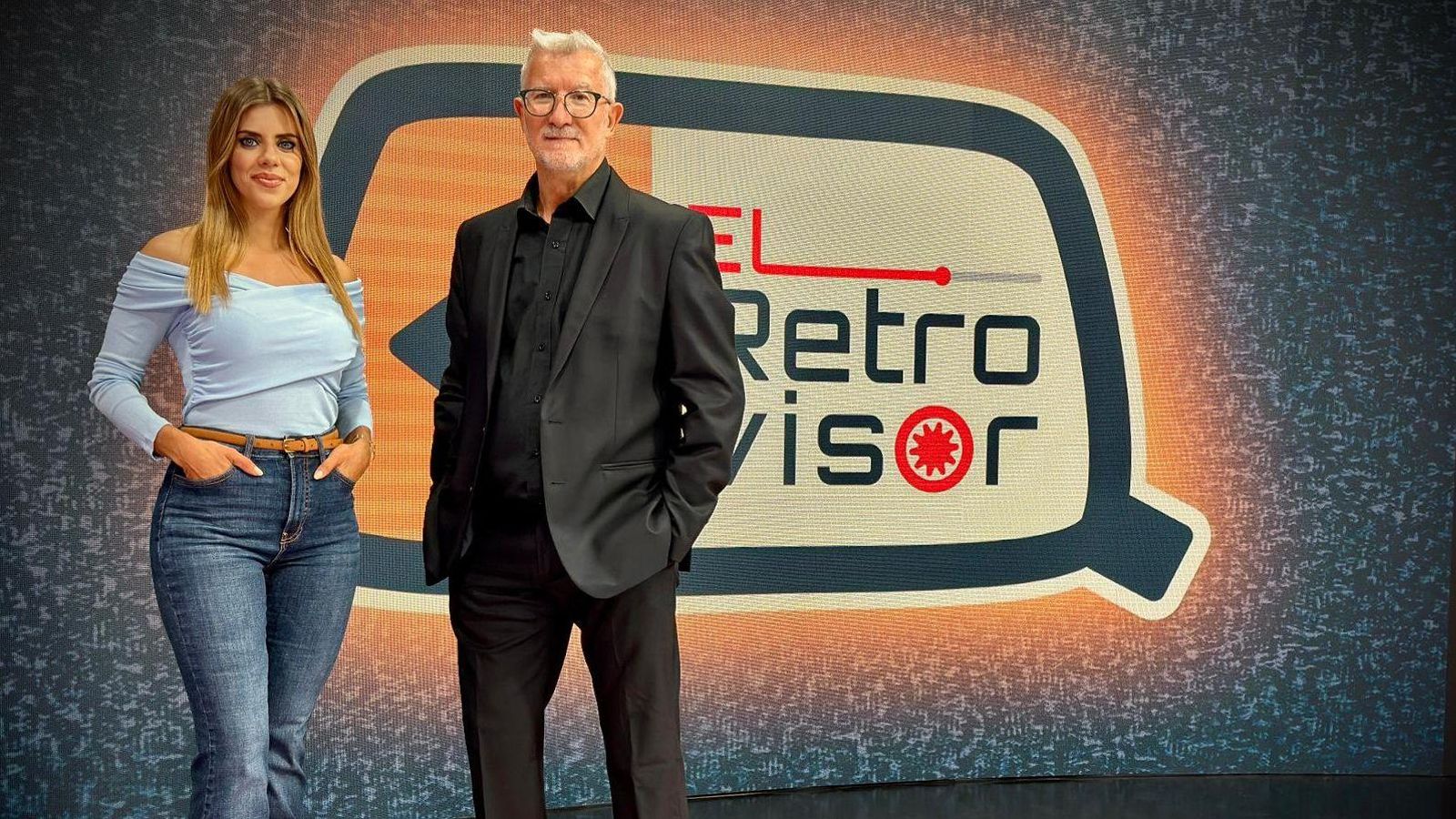 El nou programa per als dissabtes nit en À Punt, 'El retrovisor', està conduït per Anaïs Ordóñez i Josep Ramon Lluch