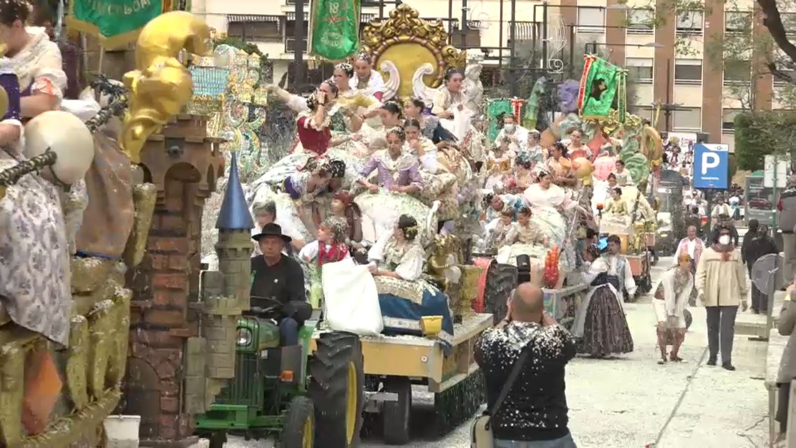 Una de les carrosses que ha participat en la desfilada d'esta vesprada, on el confeti ha sigut el protagonista