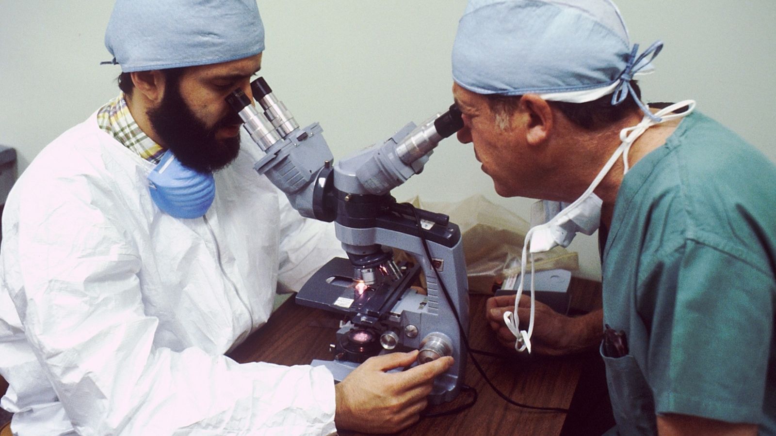 Dos metges al seu lloc de treball