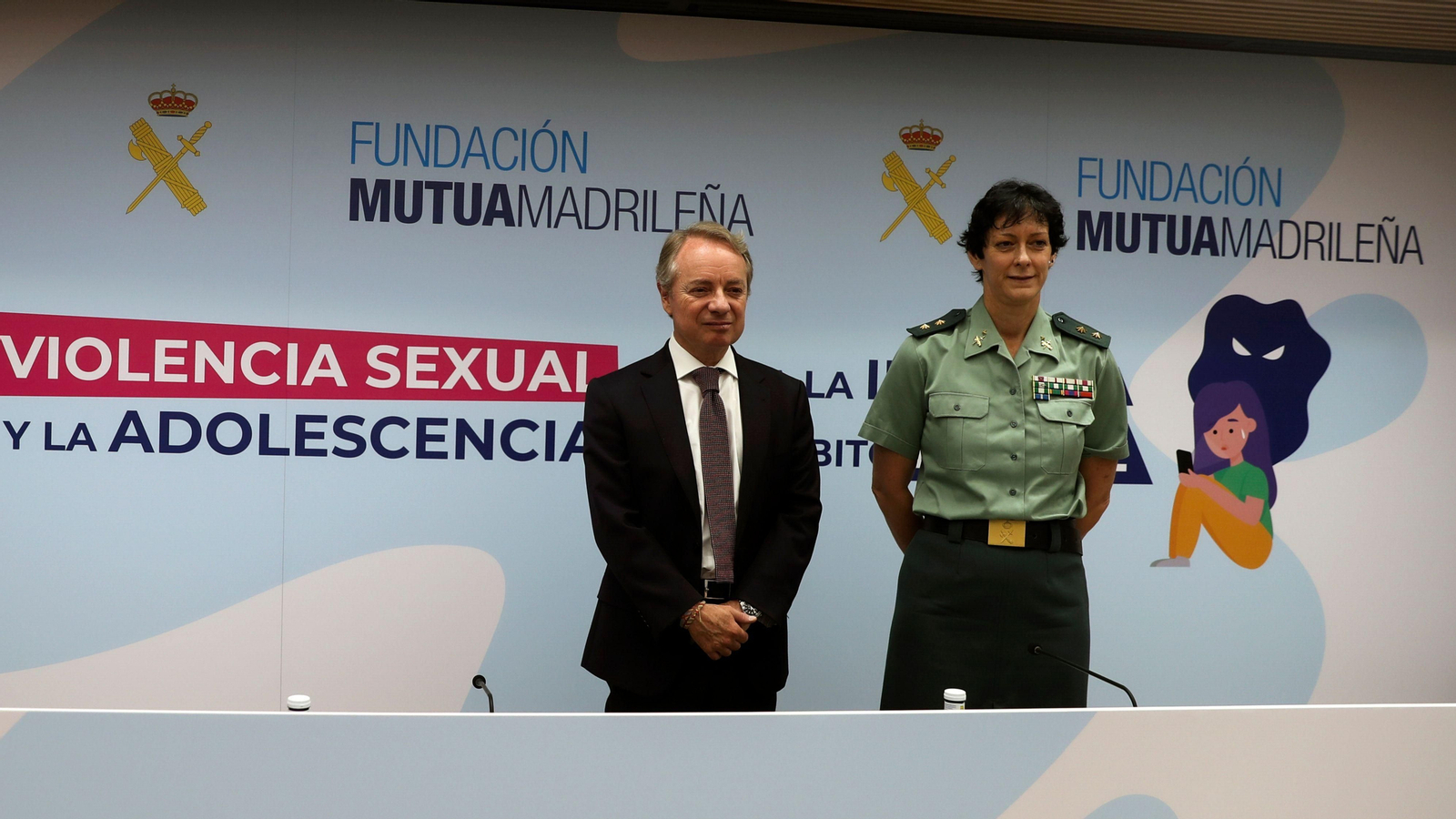 El director general de la Mútua, Lorenzo Cooklin, i la tinenta coronel de la Guàrdia Civil Mª Dolores Gimeno durant la presentació de l'informe