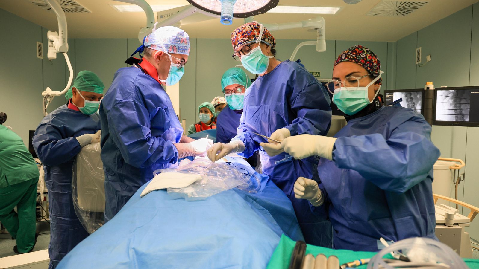 L'Hospital La Fe de València ha dut a terme una intervenció "pionera" per a corregir una desviació de columna