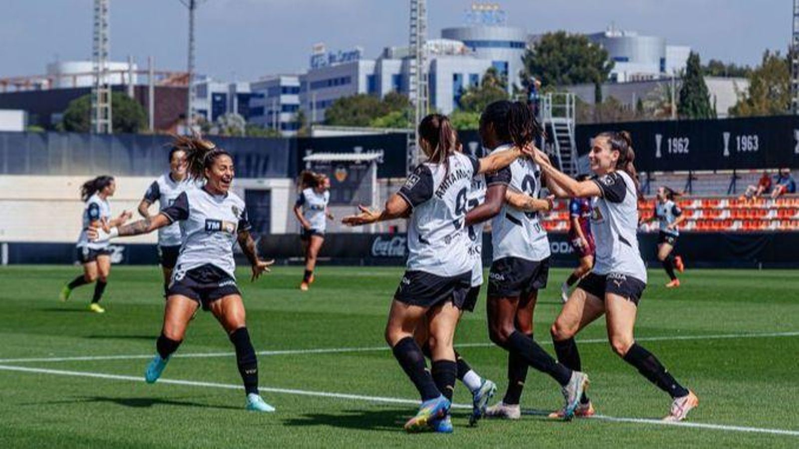 Les jugadores del València celebren un dels gols del partit