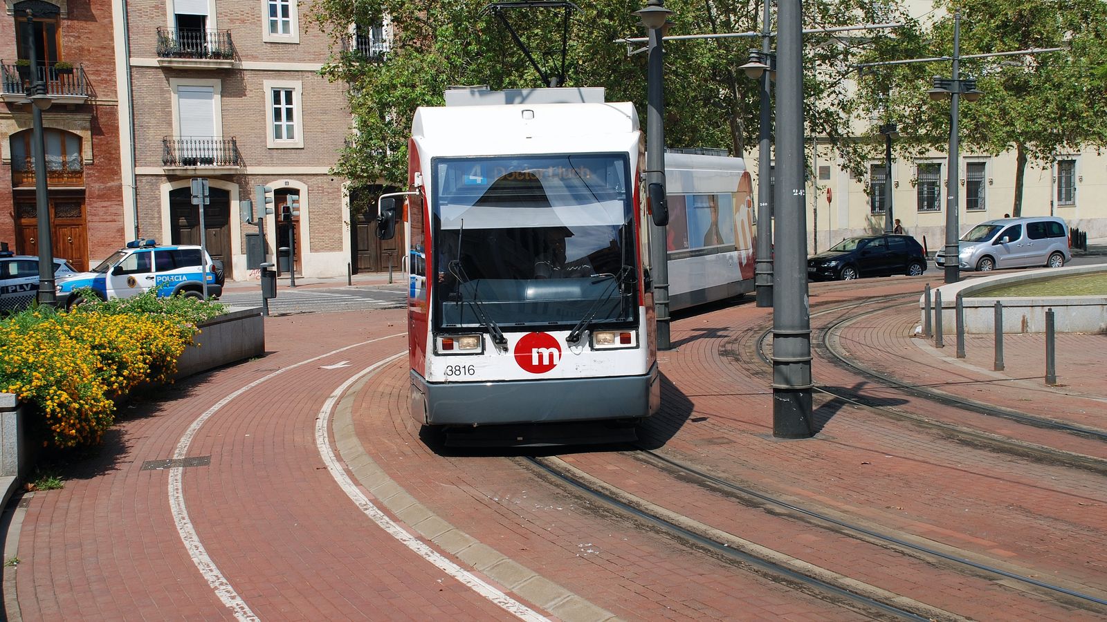 Un tramvia circula per la zona del Pont de Fusta, a València