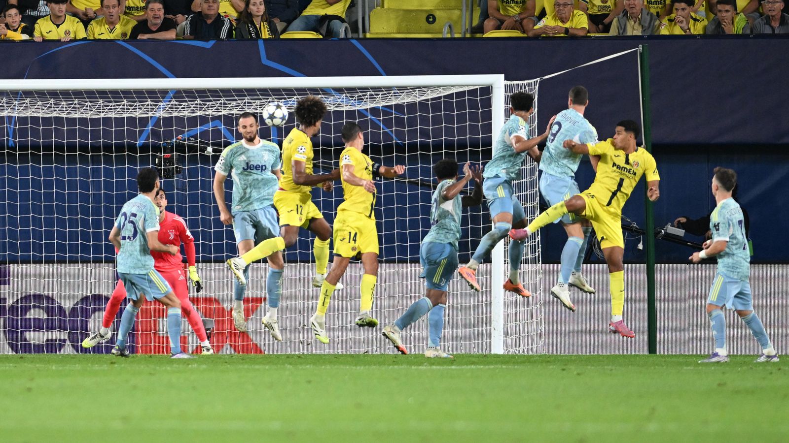 Renato Veiga remata una treta de córner per a empatar el partit