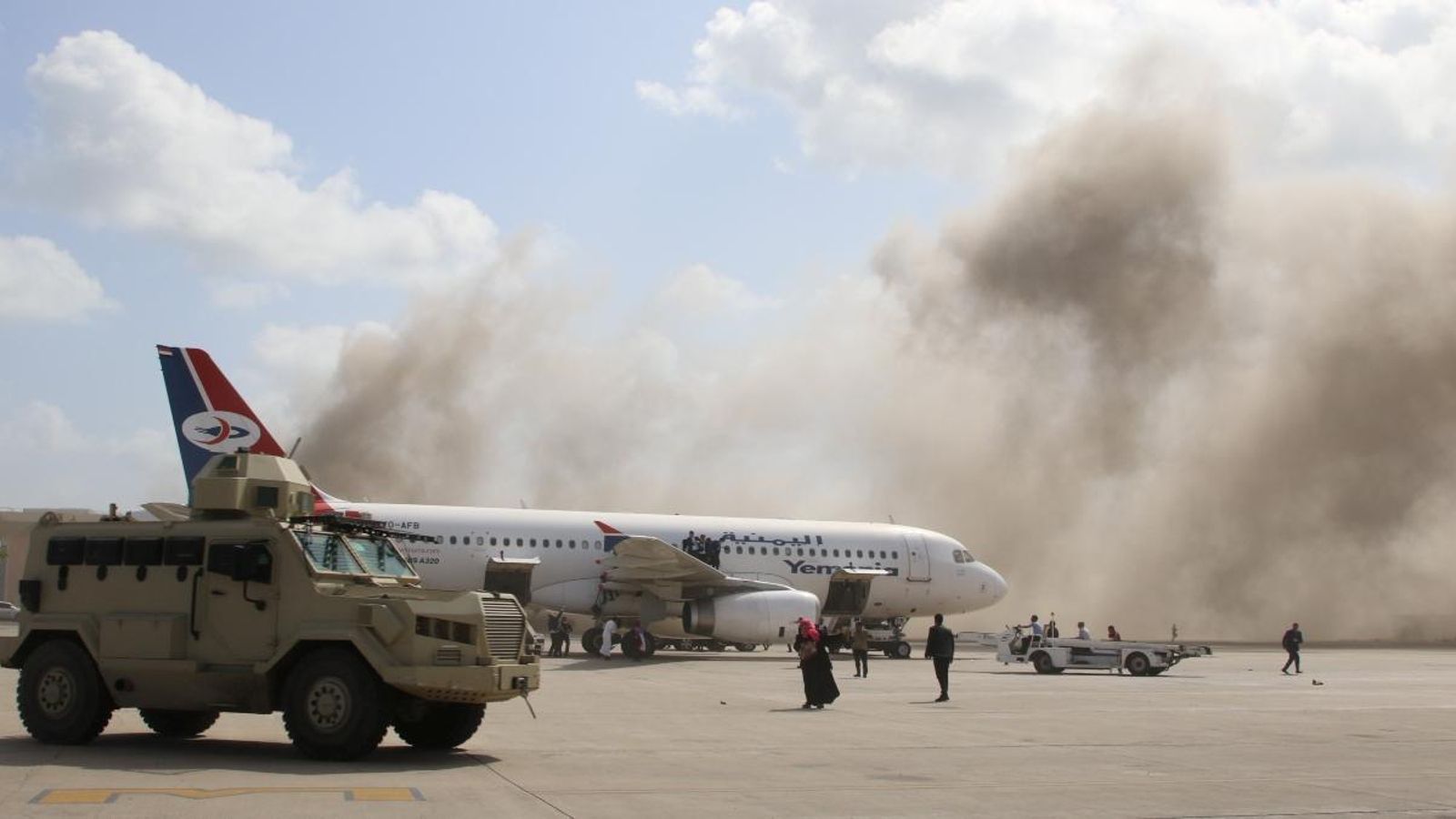 La pista d'aterratge durant l'atac a l'aeroport d'Aden (Iemen)