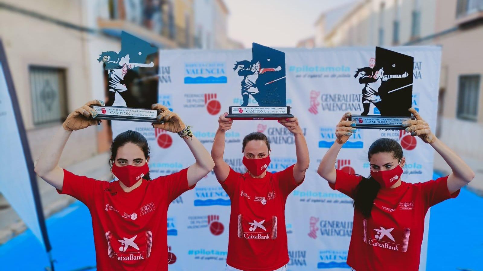 L'equip de Bicorb, amb el trofeu de campiones de la lliga de raspall