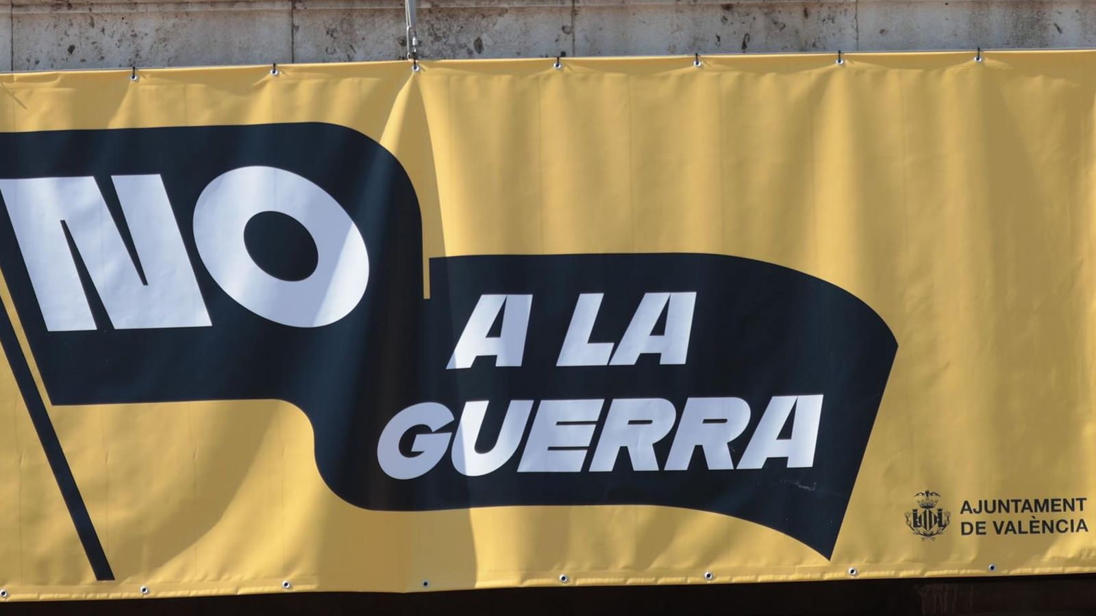 Pancarta contra la guerra exhibida al balcó de l'Ajuntament de València