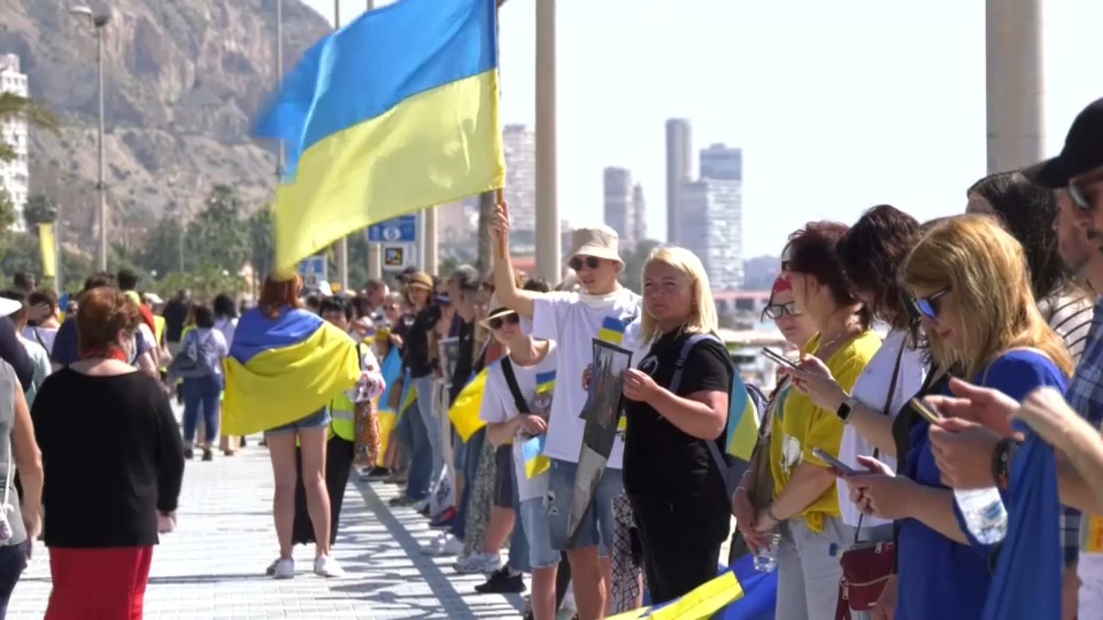Un jove exhibeix la bandera d'Ucraïna en un dels trams de la cadena humana
