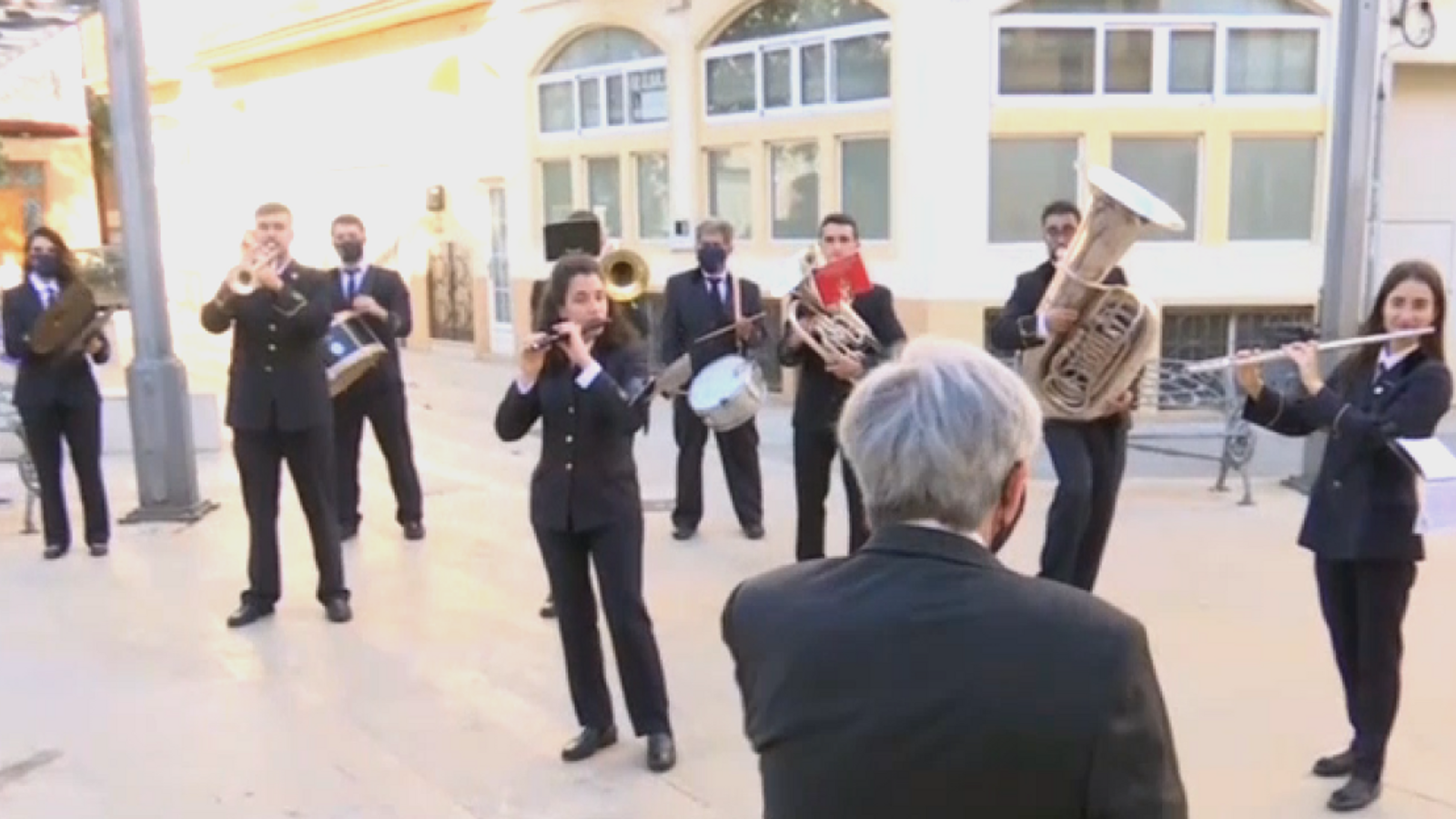 Una representació de les dues bandes de Carlet interpreta 'Amparito Roca'