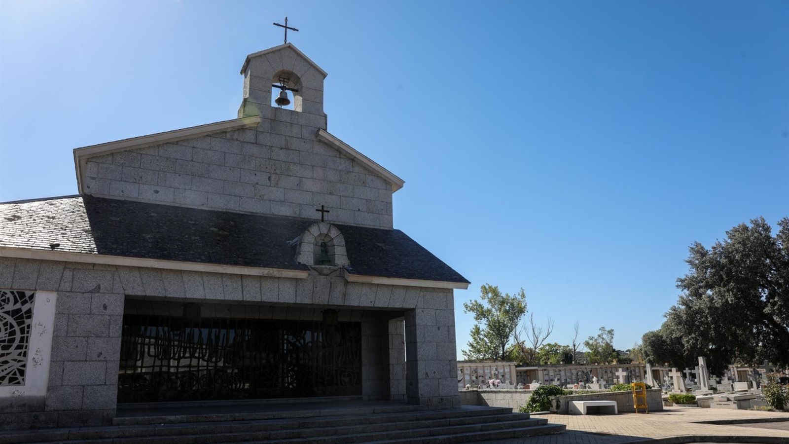 Foto de portada: El panteó de la família Franco al cementeri de Mingorrubio