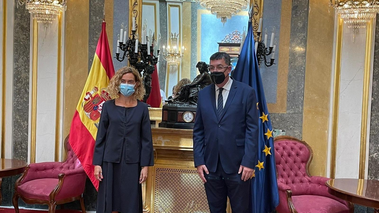 La presidenta del Congrés, Meritxell Batet, i el president de les Corts, Enric Morera, es reuneixen en la cambra baixa