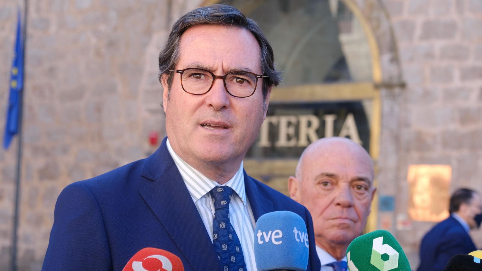 El president de CEOE, Antonio Garamendi, durant la seua visita al Monestir de Yuso