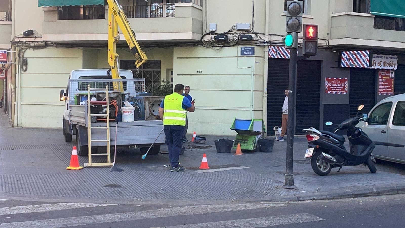 Operaris retiren una de les cabines de Telefònica del carrer de Pius XI de València