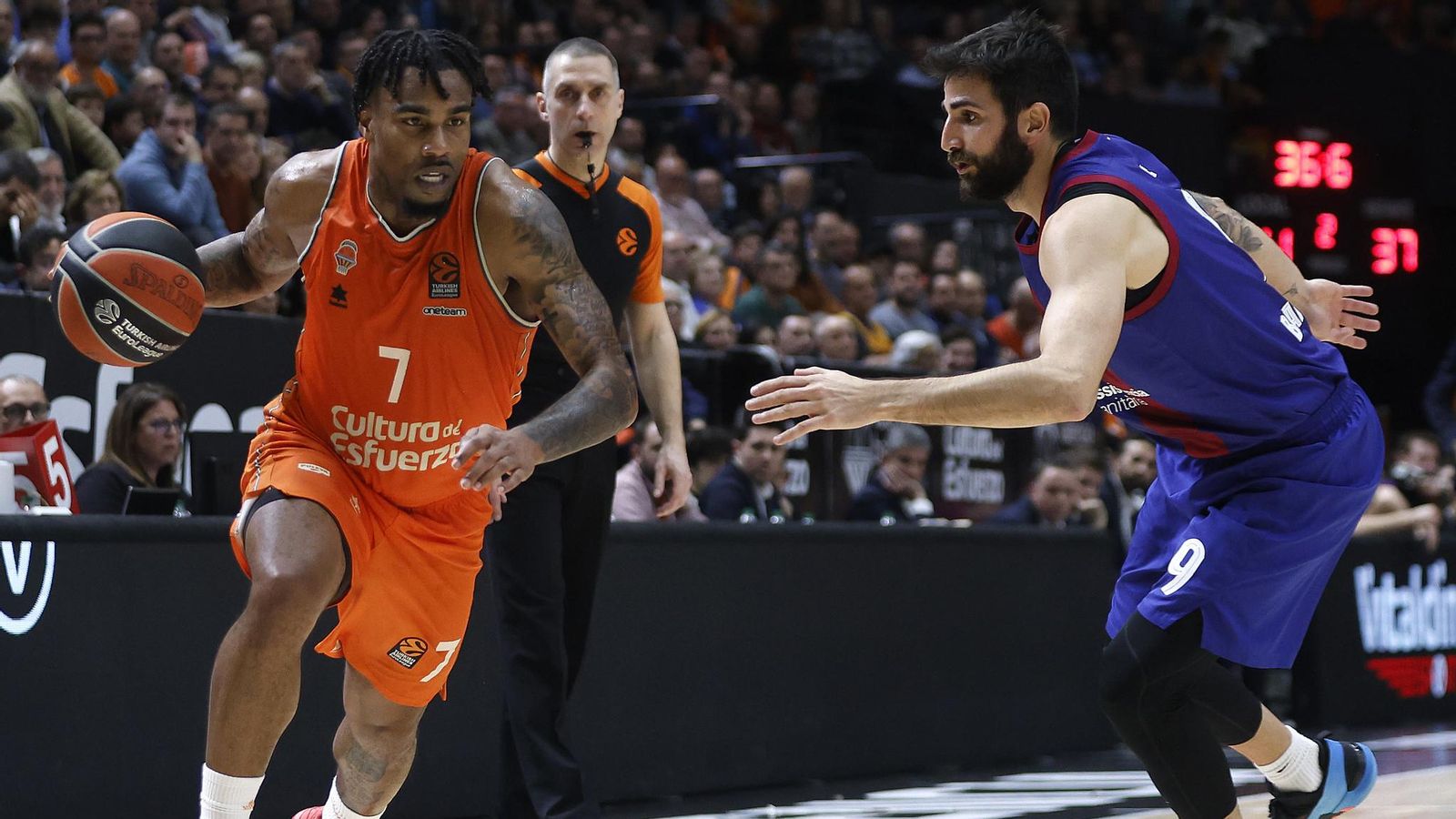 Chris Jones, defensat per Ricky Rubio, que disputava el seu primer partit a domicili en el seu retorn al Barça