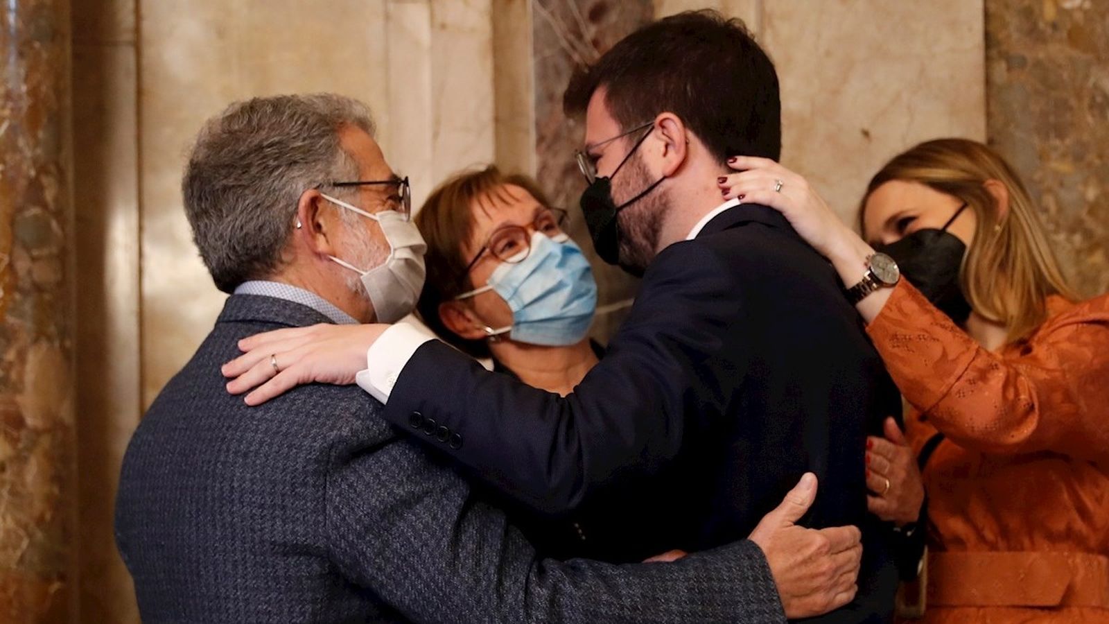 El nou president de la Generalitat de Catalunya, Pere Aragonés, arropat pels pares i la dona després de la investidura