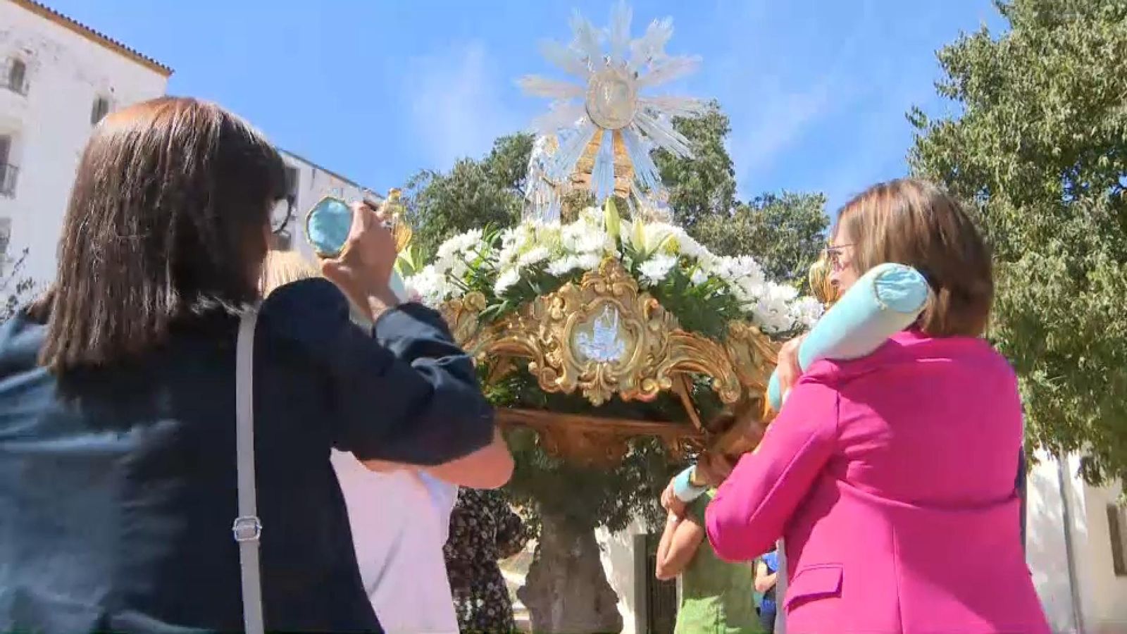 Un grup de fidels transporta la imatge a muscles en els exteriors del santuari de la Cova Santa