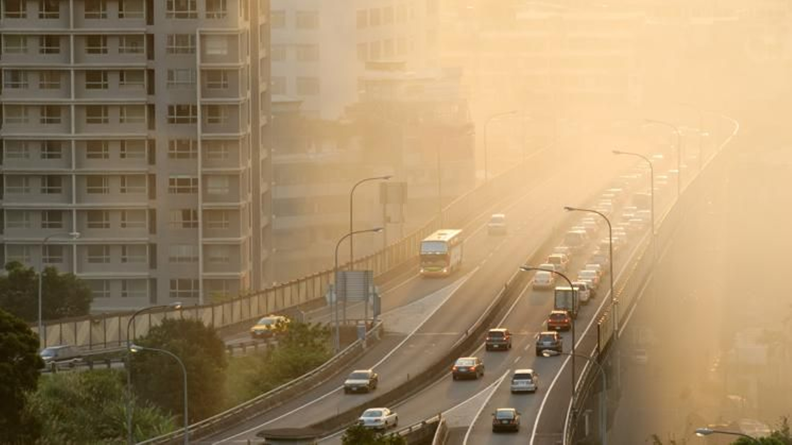 Contaminació per tràfic que agreuja l'efecte d'illa de calor
