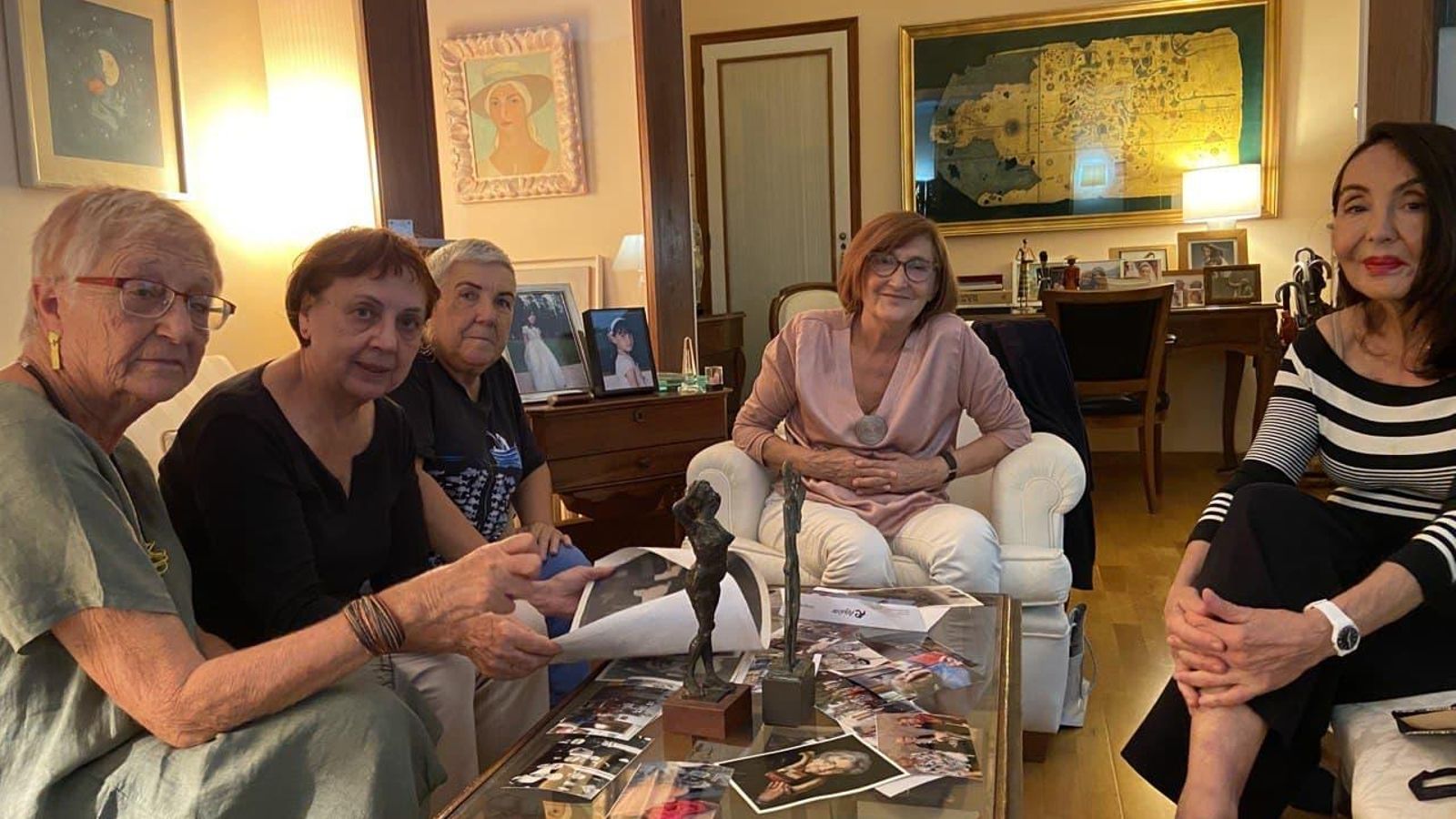 Un grup de les millor amigues d’Alejandra Soler es reuneixen amb ElMur per a recordar-la. D’esquerra a dreta: Pilar Bonet, Rosa Torres, Encarna Signes, Pilar Sanz i Doria Rosso. 