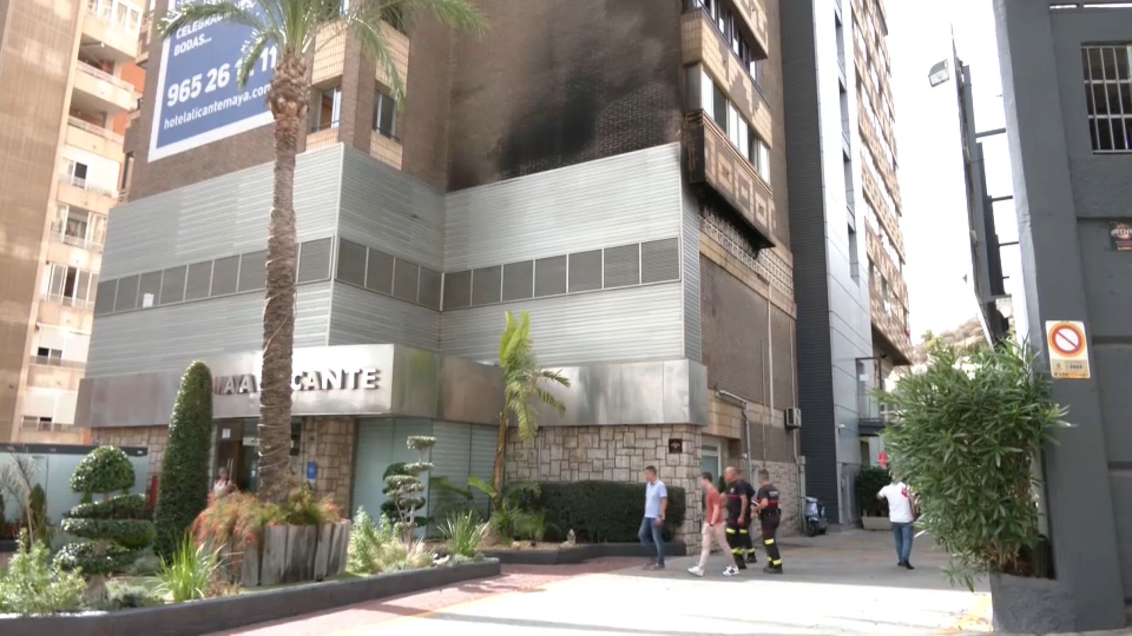 Vista de l'hotel Maya amb la façana cremada, este dilluns