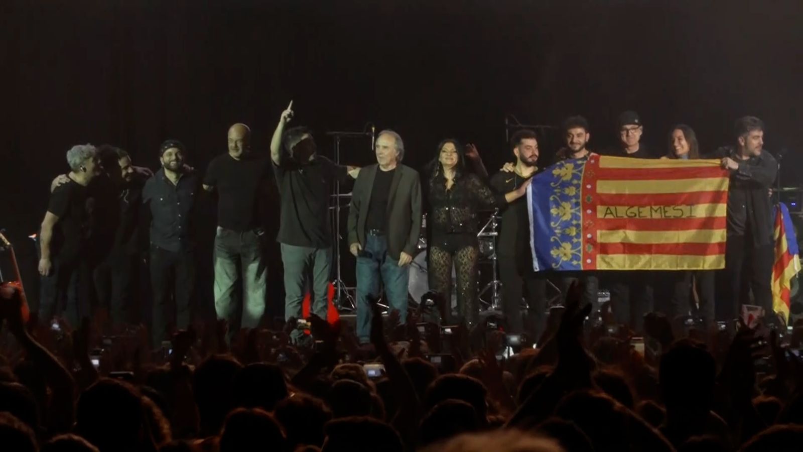 Artistes participants en el concert solidari 'Barcelona amb València'