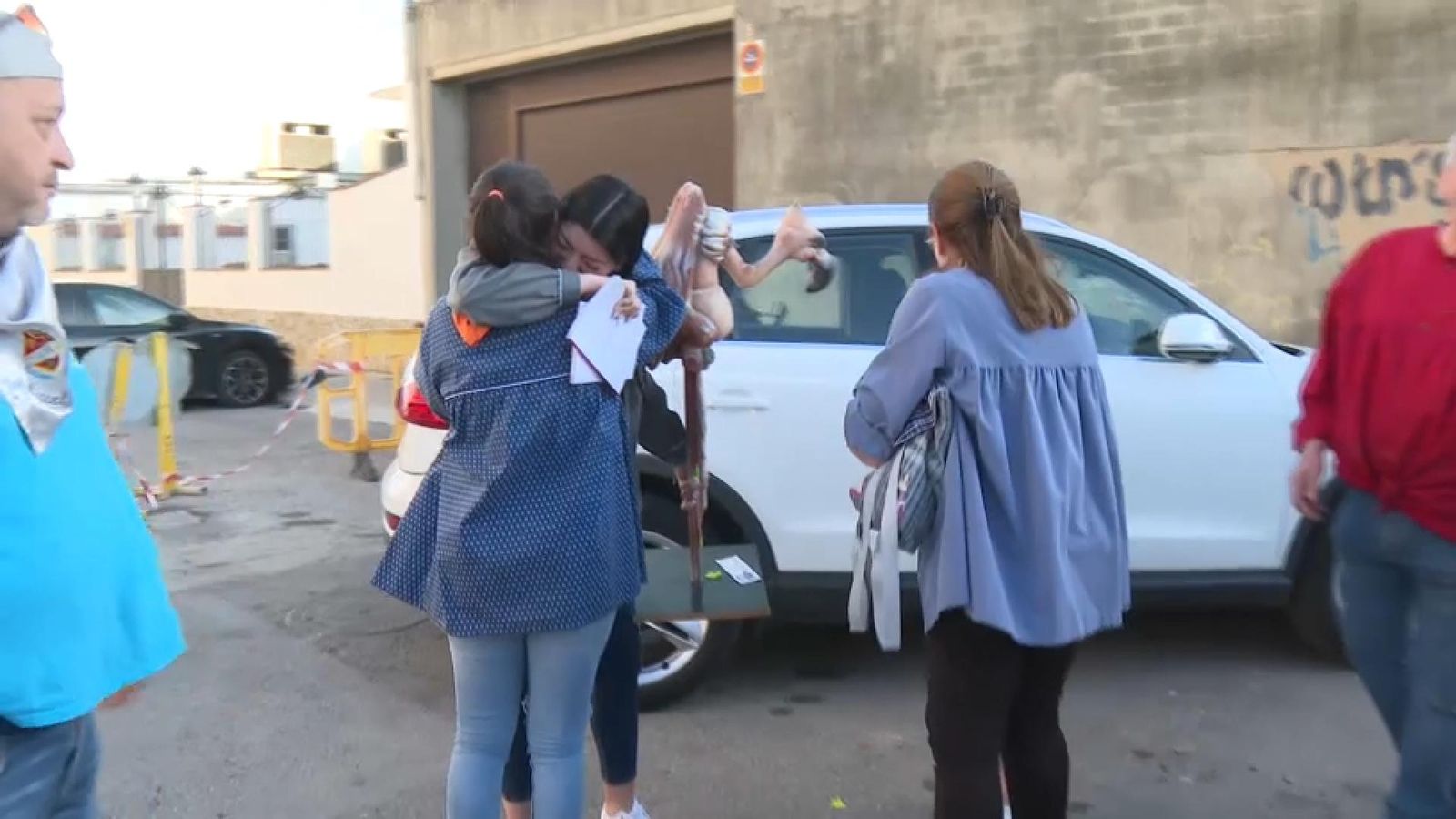 Membres de la falla Picaio s'emocionen amb les donacions d'altres comissions