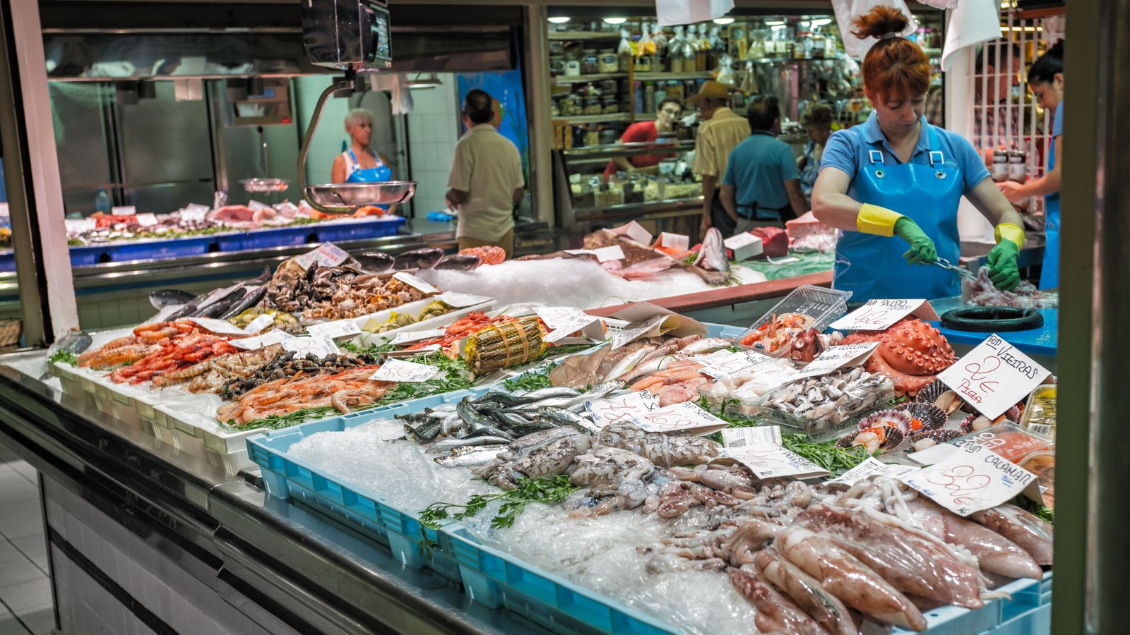 Parada de marisc en el mercat d'Abastos d'Alacant