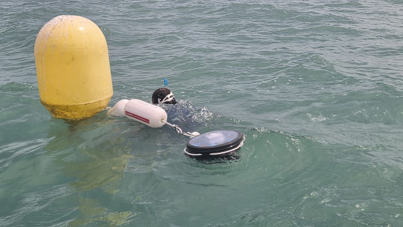 Instal·len boies a la platja de Canet d'en Berenguer per a monitorar el fons marí