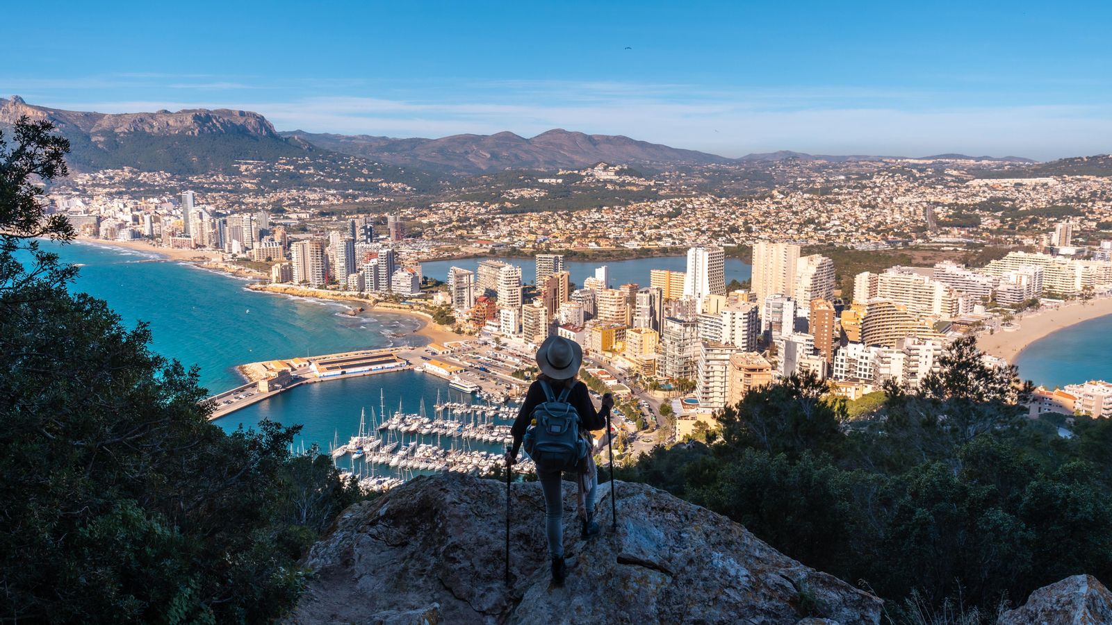 Una senderista al penyal d'Ifach de Calp