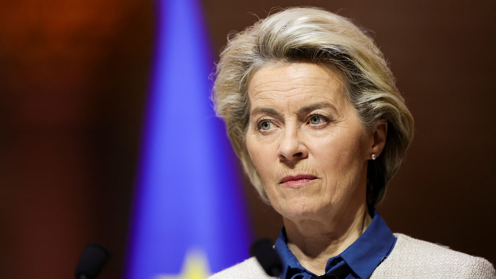 La presidenta de la Comissió Europea, Úrsula von der Leyen, durant la roda de premsa posterior a la reunió informal de líders de la Unió Europea que ha tingut lloc a Versalles