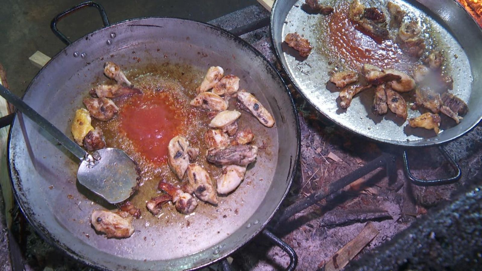 Paella a mig cuinar