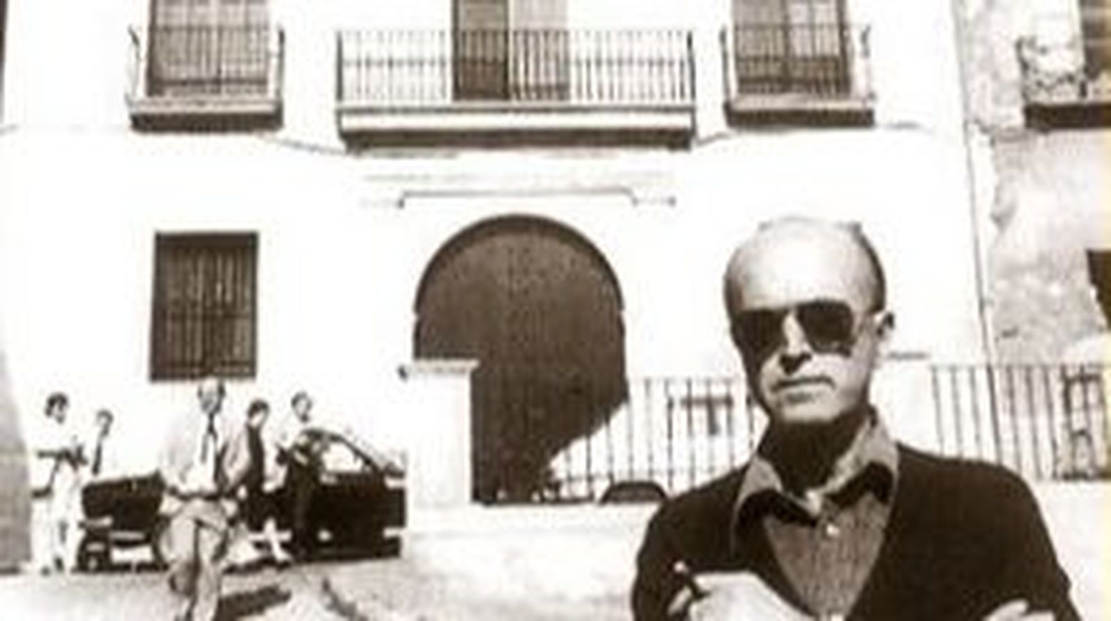 Eusebi Sempere, davant de la porta del Museu de l'Assegurada d'Alacant