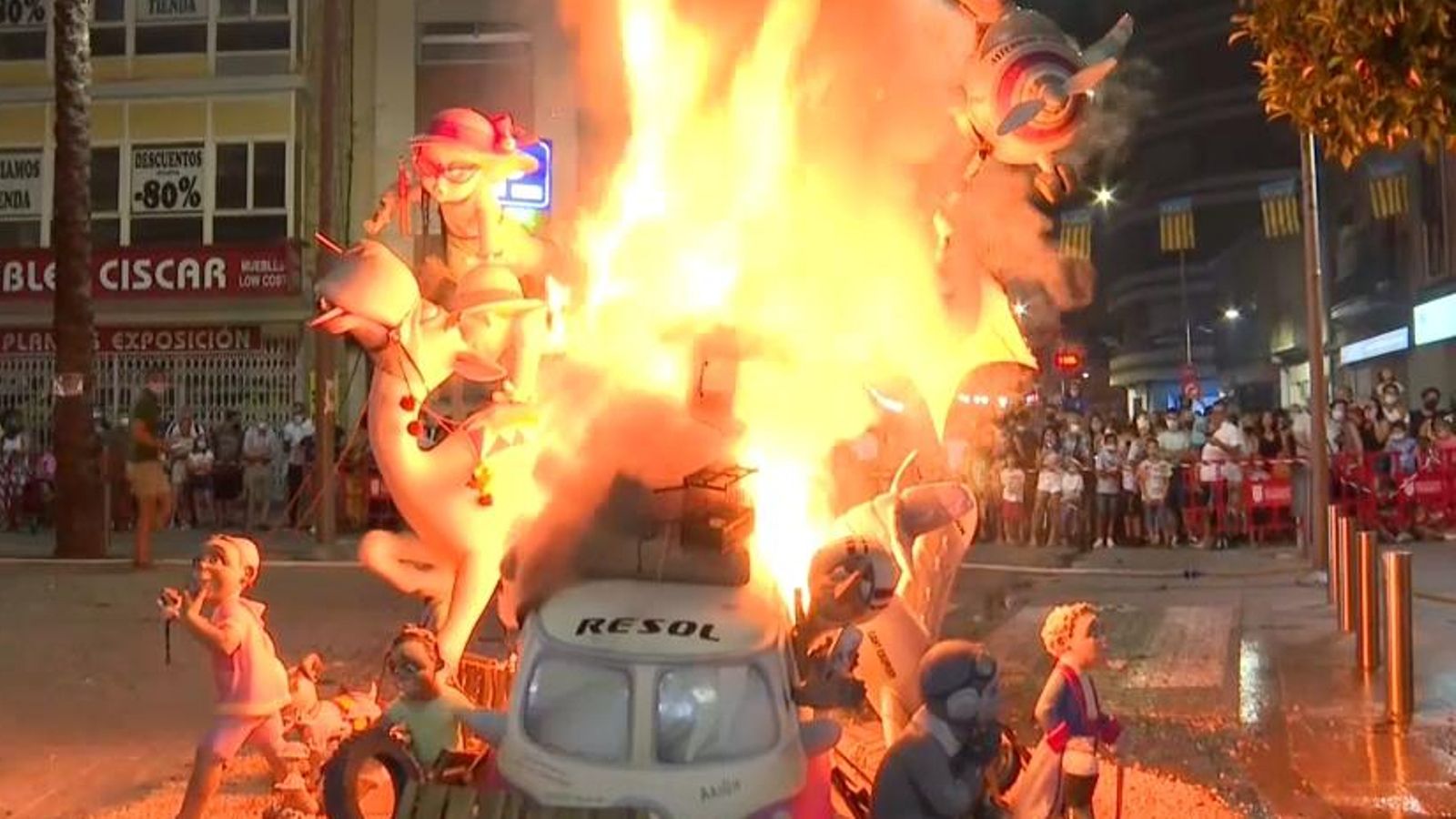 Cremà del monument infantil de la Falla La Plaça, a Torrent
