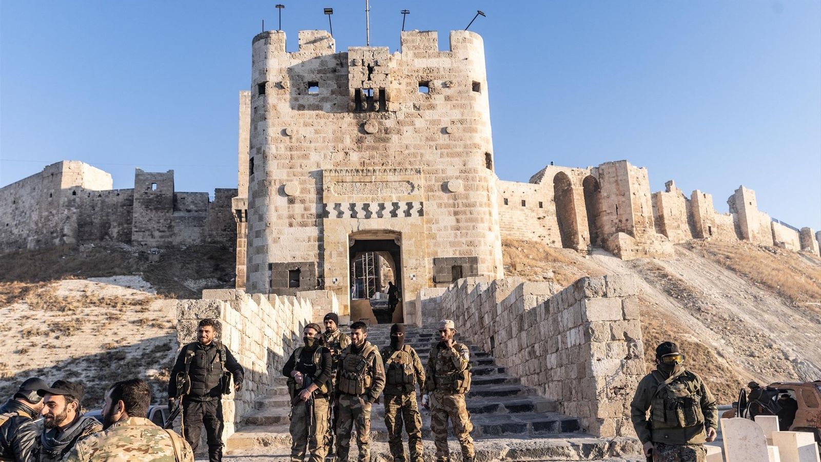 Membres de les faccions rebels de Síria, davant del castell d'Alep
