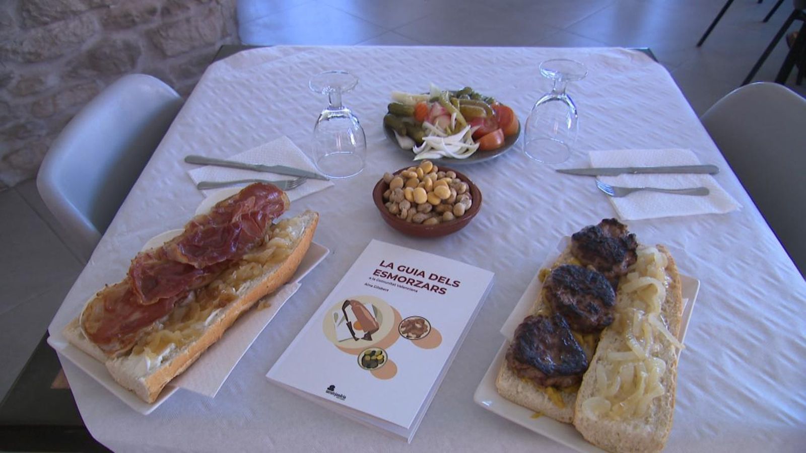 L’esmorzar, un ritual valencià ara il·lustrat en una guia