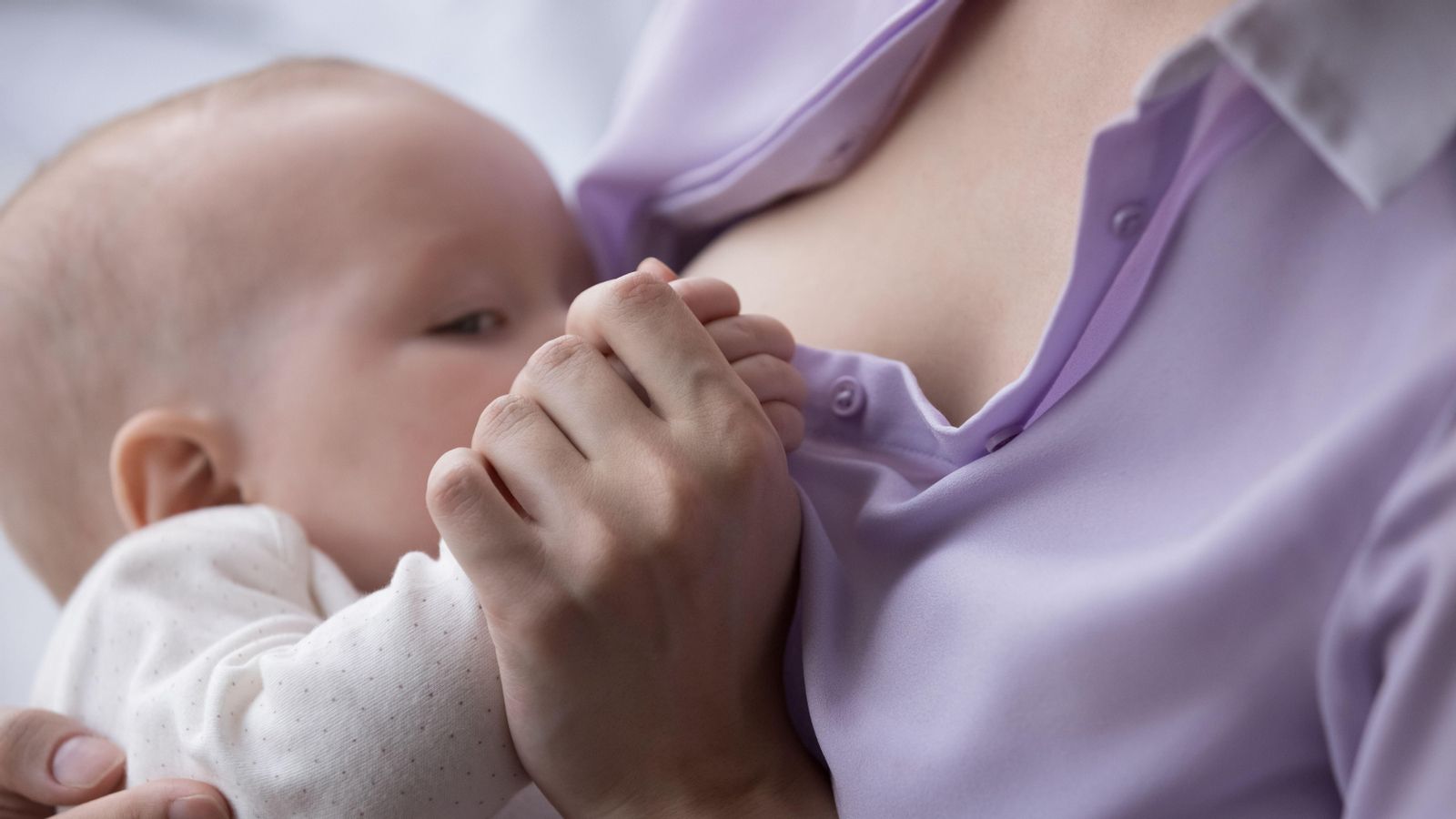 Una mare dona el pit al seu fill