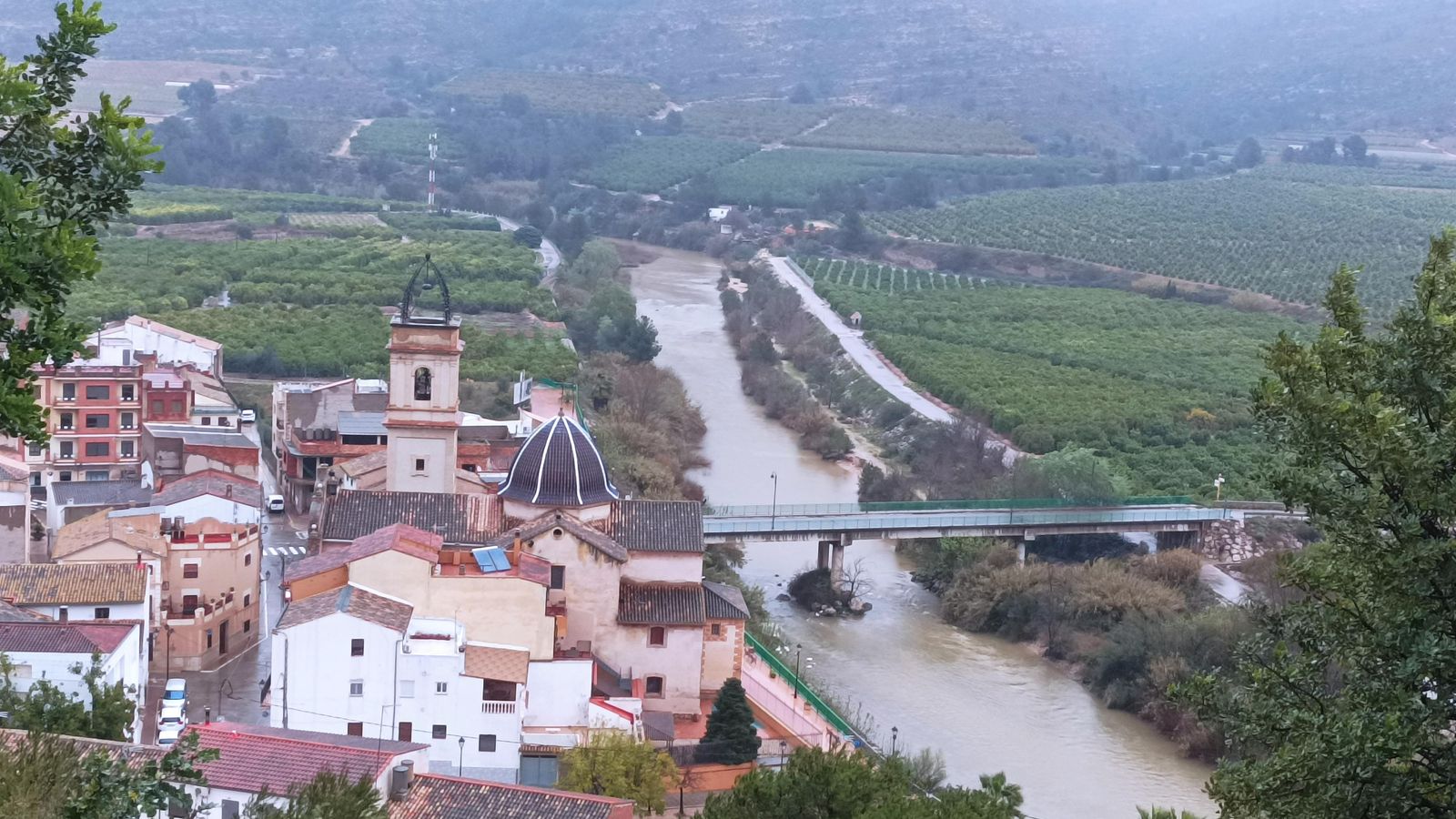 Vista aèria de Sumacàrcer, localitat que travessa el Xúquer, en una imatge d'arxiu 3.SUMACARCER, LA RIBERA ALTA FERMIN JAVIER GARCÍA riu xuquer.jpg