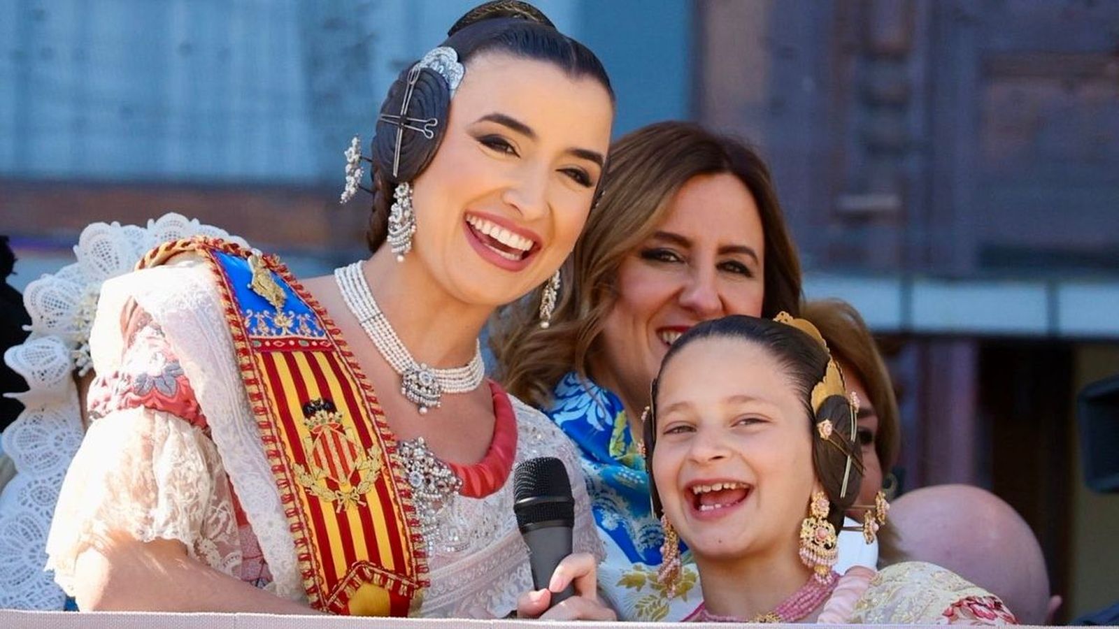 L'alcaldessa de València, María José Catalá, al balcó de l'Ajuntament, amb les falleres major i infantil durant la mascletà